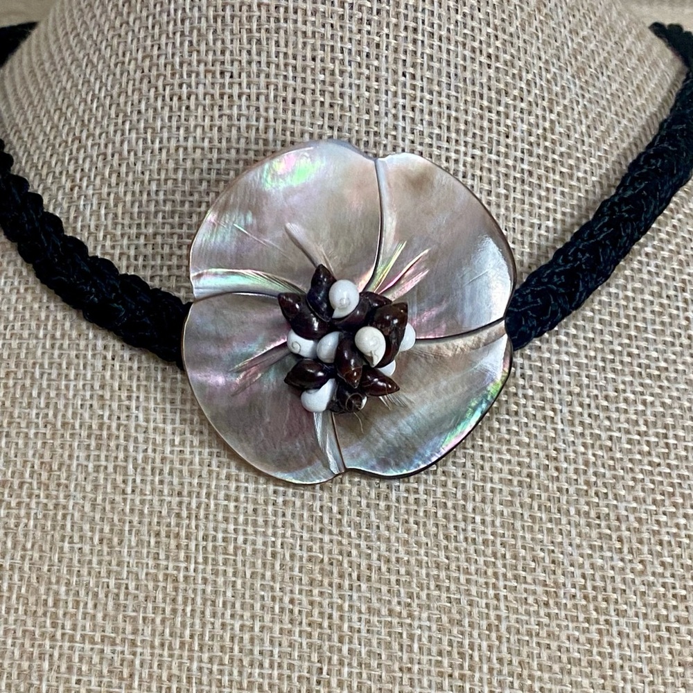 Vintage Mother Of Pearl Hand Carved Tahitian Pendant Choker Necklace - Picture 3 of 5